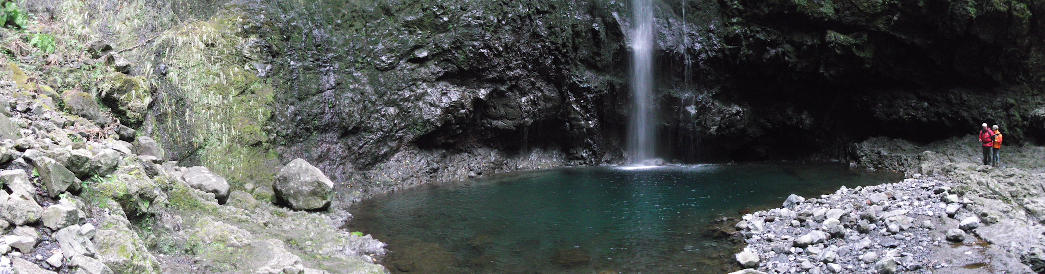 Le lagon formé par la cascade du Caldeirao Verde