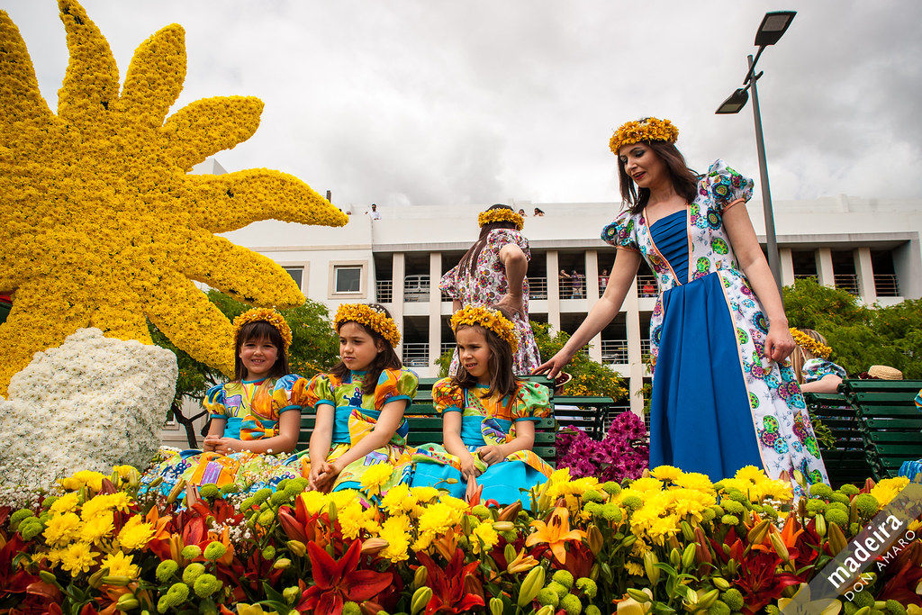 Enfants en costumes colorés, fête de la fleur Madère