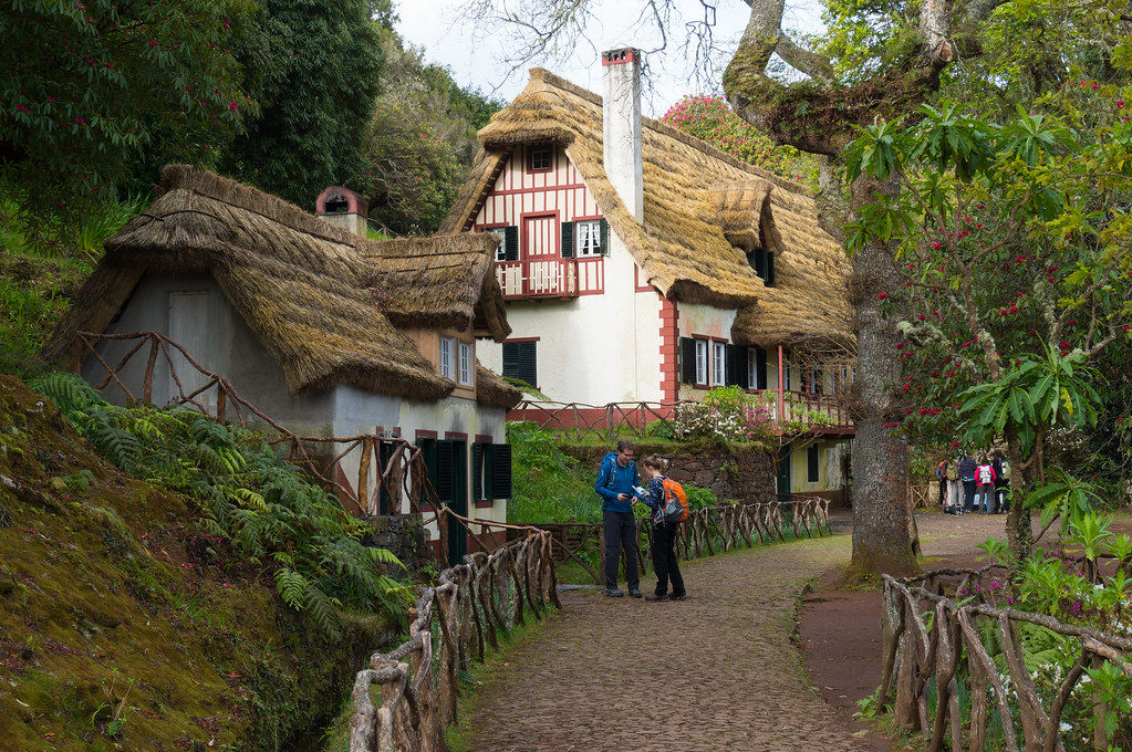 Les maisons au toit de chaume du parc forestier de Queimadas
