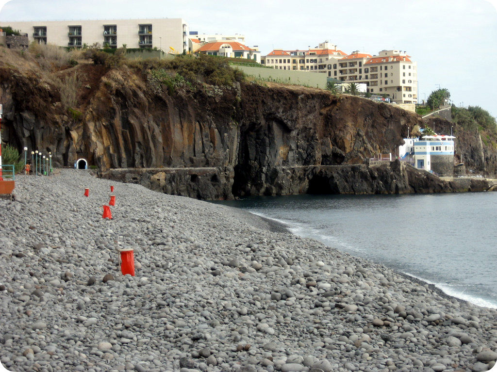 Vue sur le tunnel et le complexe balnéaire doca do cavacas, depuis la plage formosa