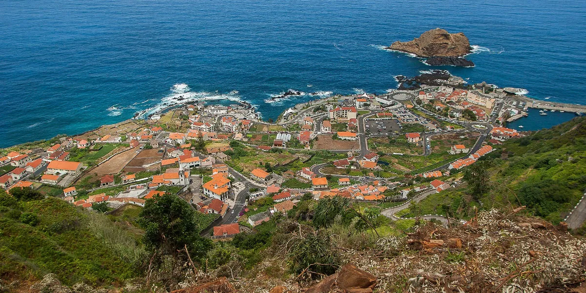 La ville de Porto Moniz vue des terres.